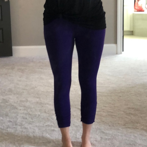 Beyond Yoga Side Gather crops - Picture 2 of 5